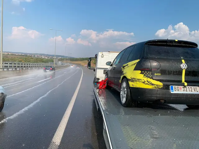 Vozilo se šlepuje sa autoputa po kiši
